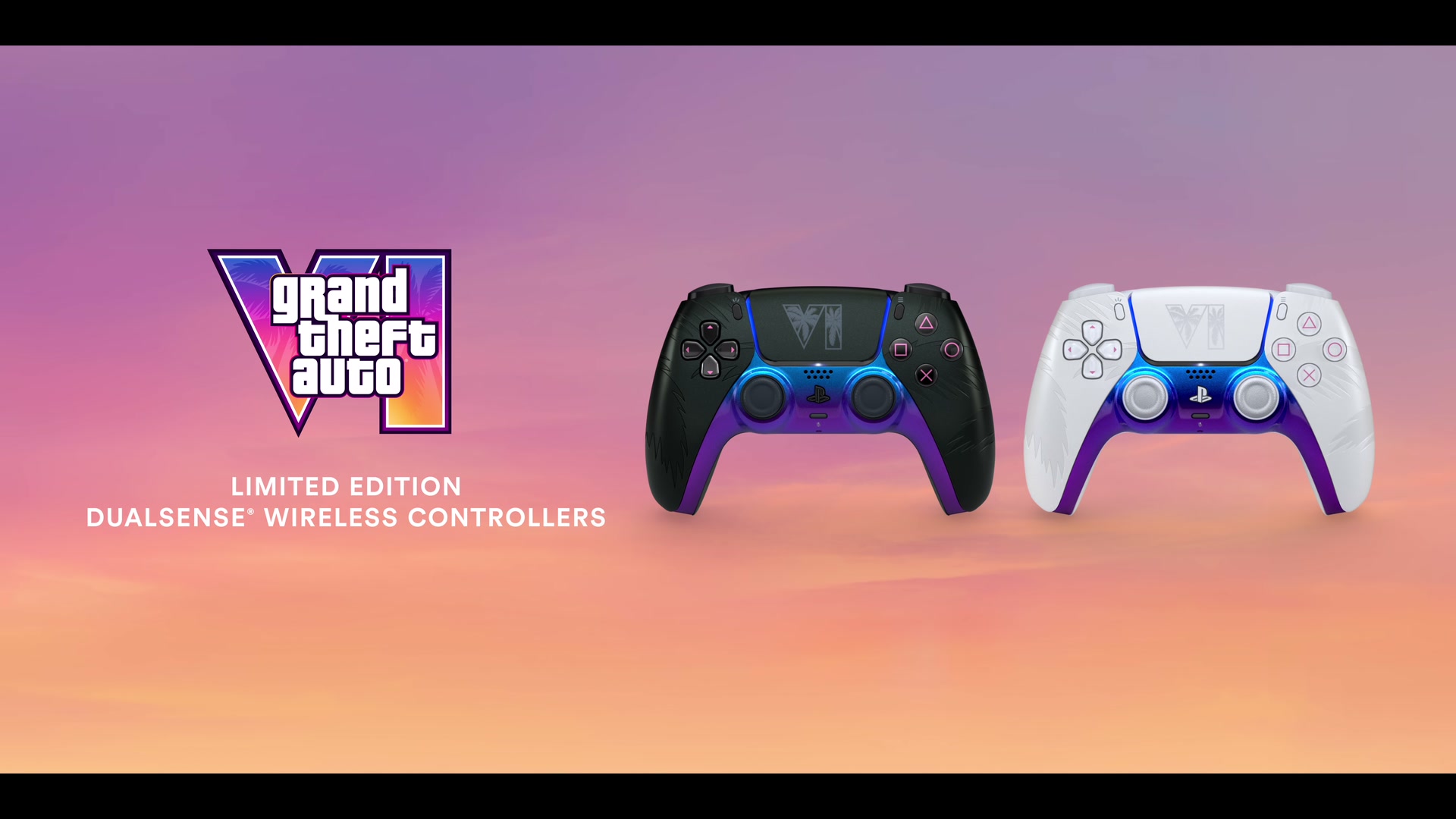 Les deux manettes DualSense en édition limitée GTA VI, noire et blanche, aux reflets violets, sur un fond de coucher de soleil