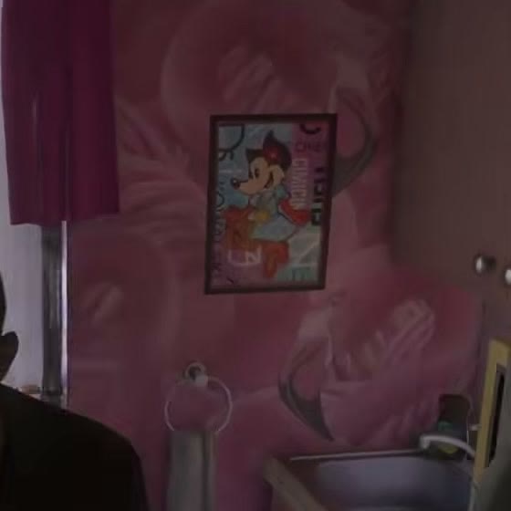 Une affiche encadrée montrant une souris de dessin animé sur le mur rose de la cuisine, dans l’Extended Look de GTA VI
