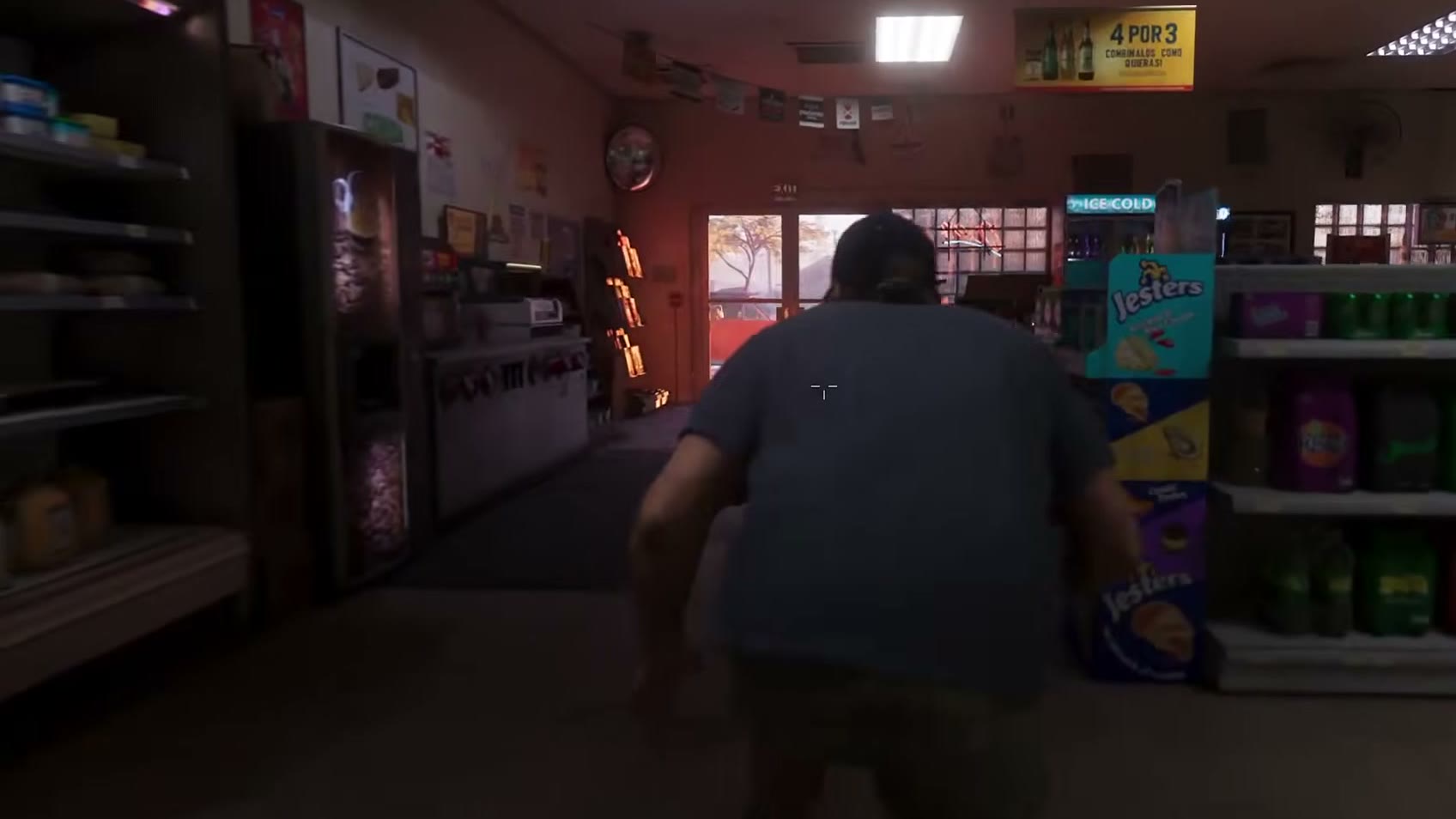 Jason entre dans une supérette où un présentoir de chips Jesters fait face aux rayons de boissons, dans l’Extended Look de GTA VI