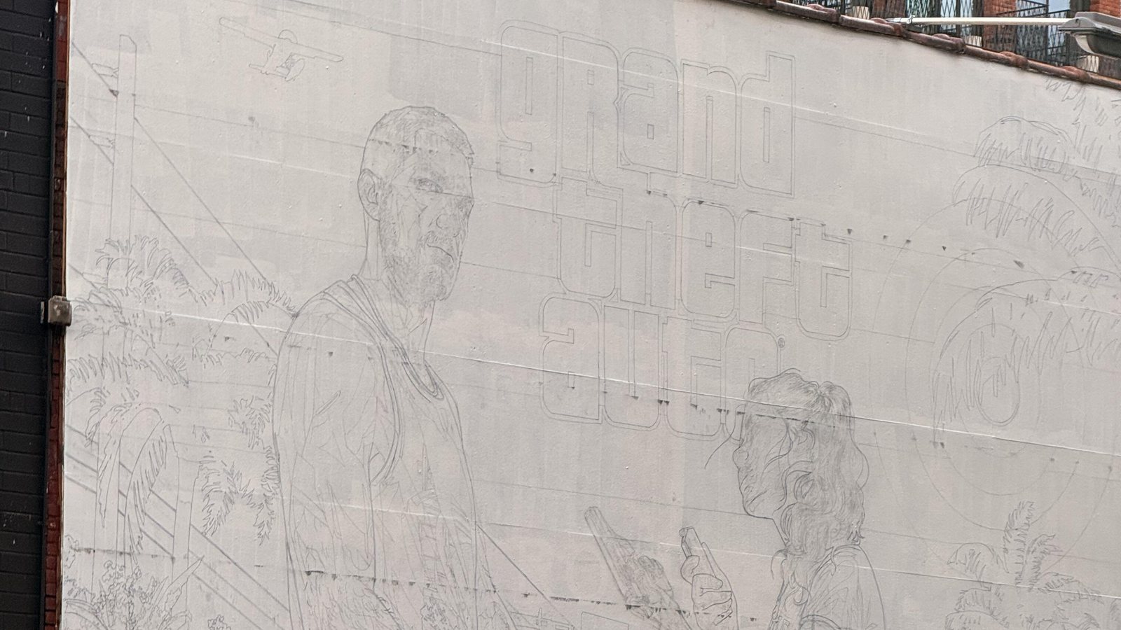 Esquisse de la fresque GTA VI à Williamsburg, Brooklyn : Jason, Lucia et le logo Grand Theft Auto tracés au crayon sur un mur blanc