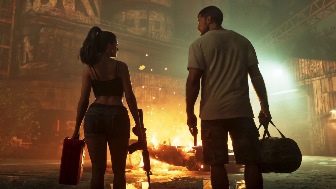 Lucia, un fusil à la main et une valise rouge, et Jason, un sac de sport à la main, devant une voiture en feu dans GTA VI