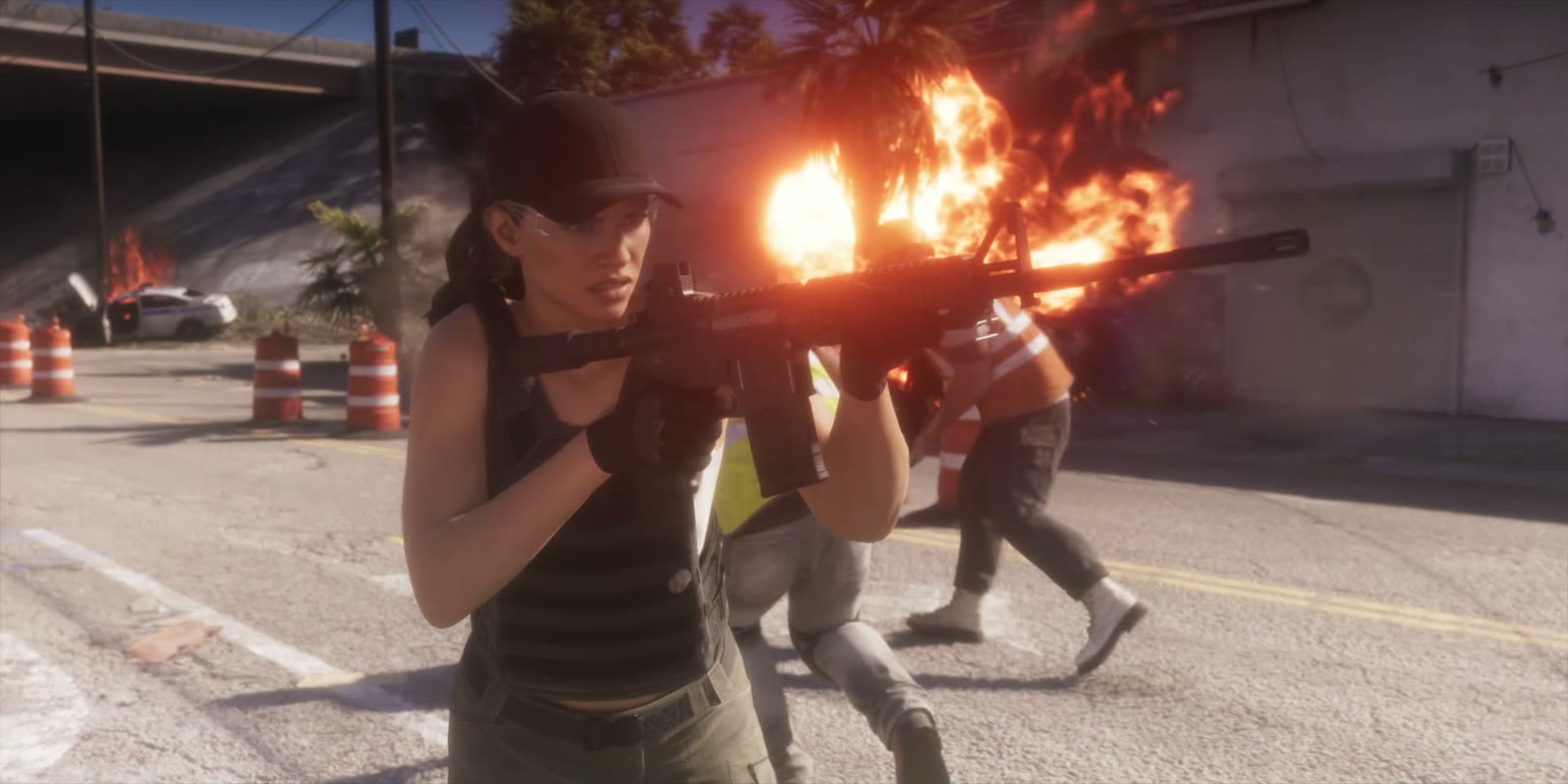 Lucia tire au fusil dans une rue pendant une explosion, Launch Trailer de GTA VI