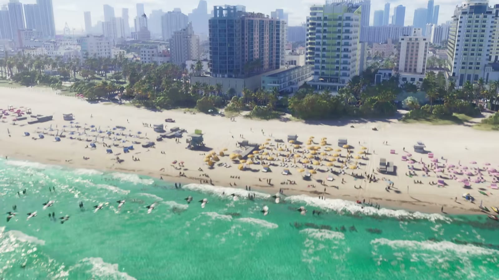 Vue aérienne de la plage de Vice Beach bondée et des immeubles du front de mer