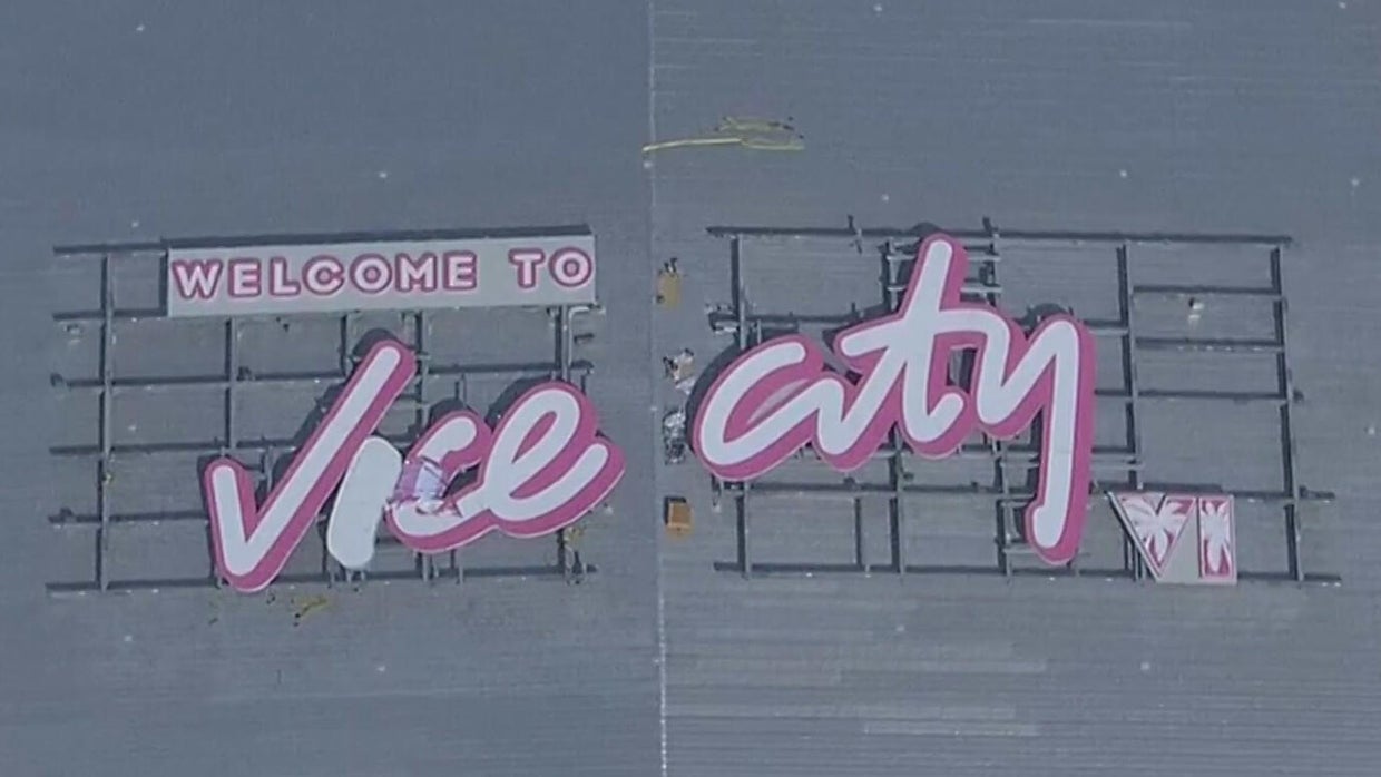 Le panneau géant « Welcome to Vice City » de GTA VI installé sur le toit du Kaseya Center à Miami, vu du ciel