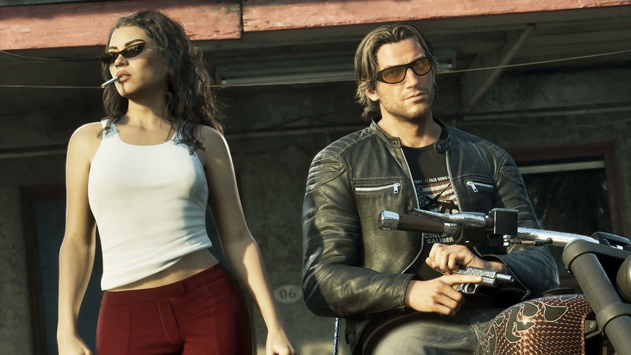 Lucia, cigarette aux lèvres, et Jason assis sur une moto, pistolet en main, devant un bâtiment de Leonida dans GTA VI
