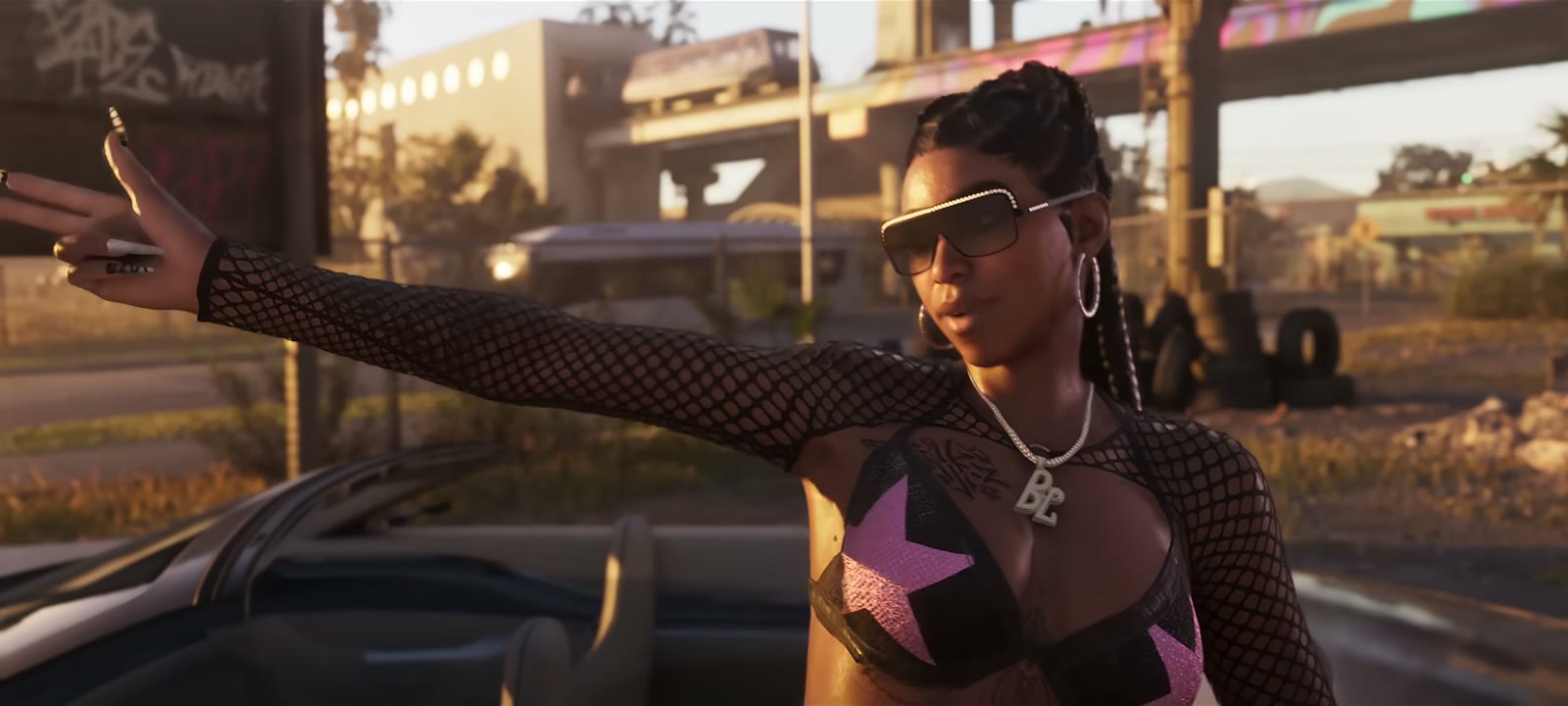 Bae-Luxe des Real Dimez debout dans une voiture décapotable, pendentif BL au cou