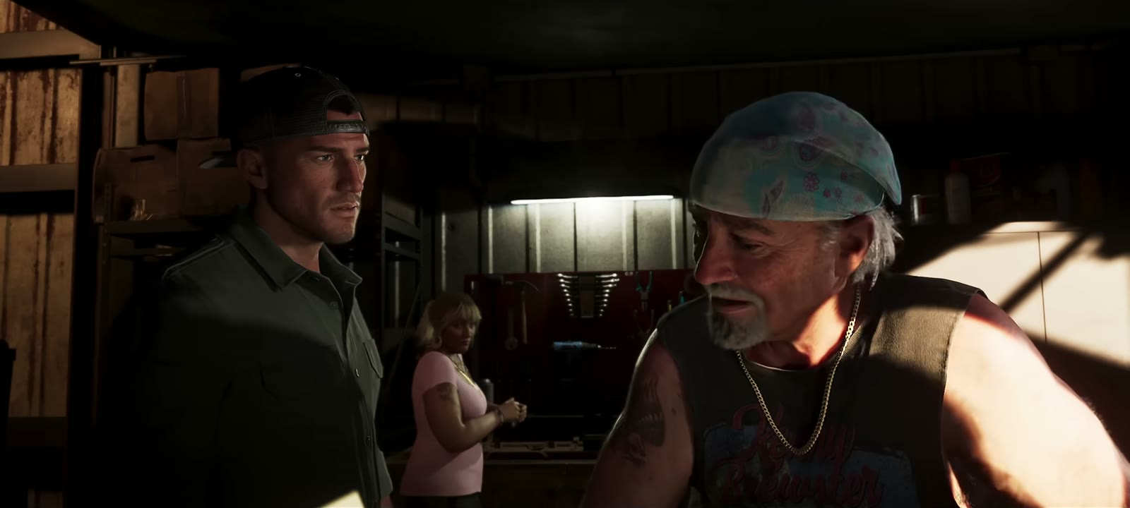 Brian Heder en bandana parle à Jason dans son hangar à bateaux, Lori derrière eux