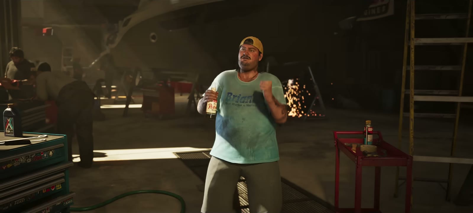 Cal Hampton, bière à la main et t-shirt Brian's, danse dans le hangar du chantier naval
