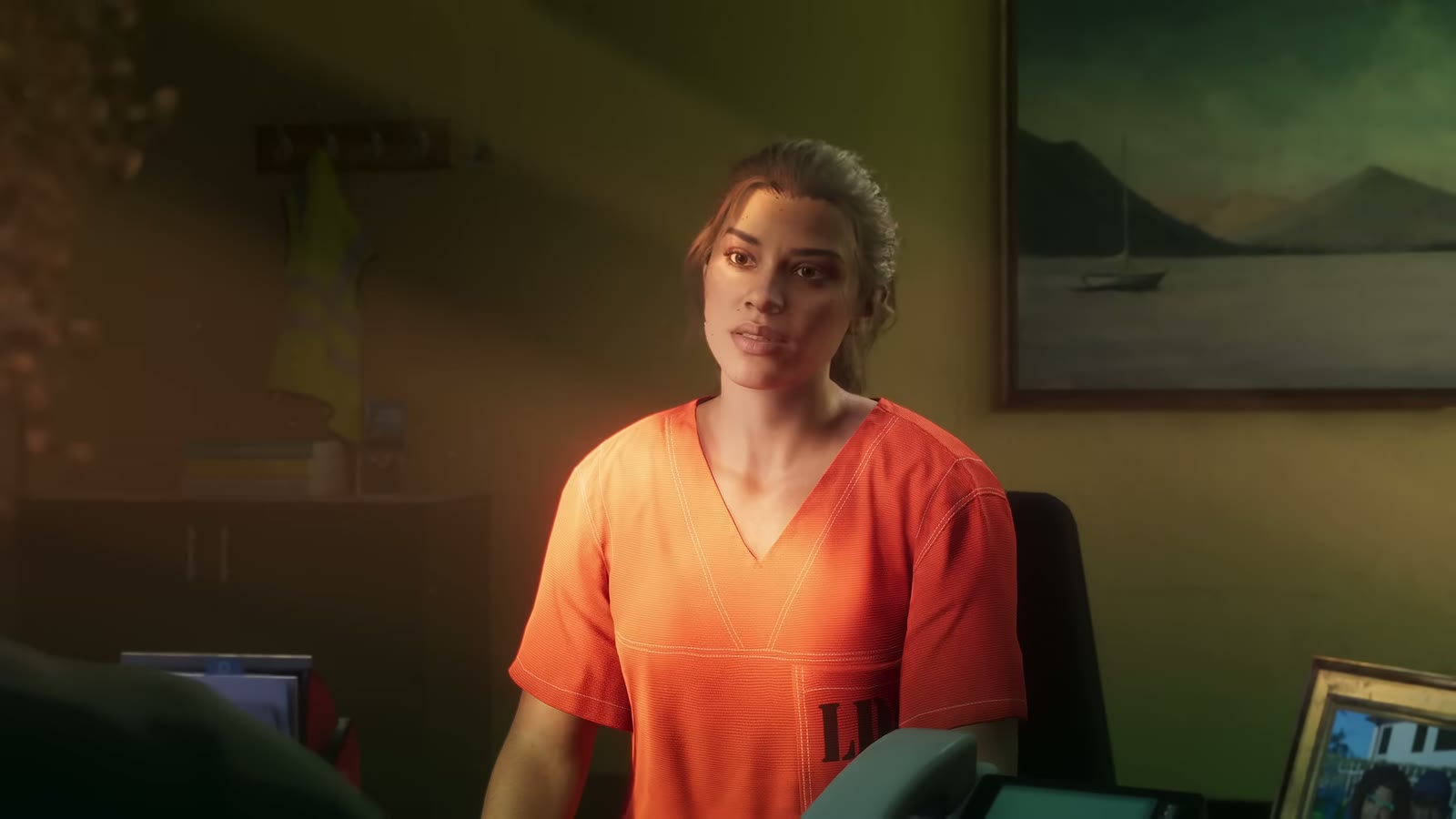 Lucia Caminos en combinaison orange dans le bureau de la prison