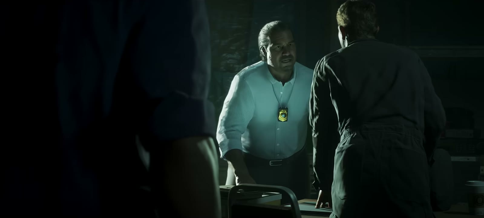 Méndez en chemise avec son insigne, face à un homme
