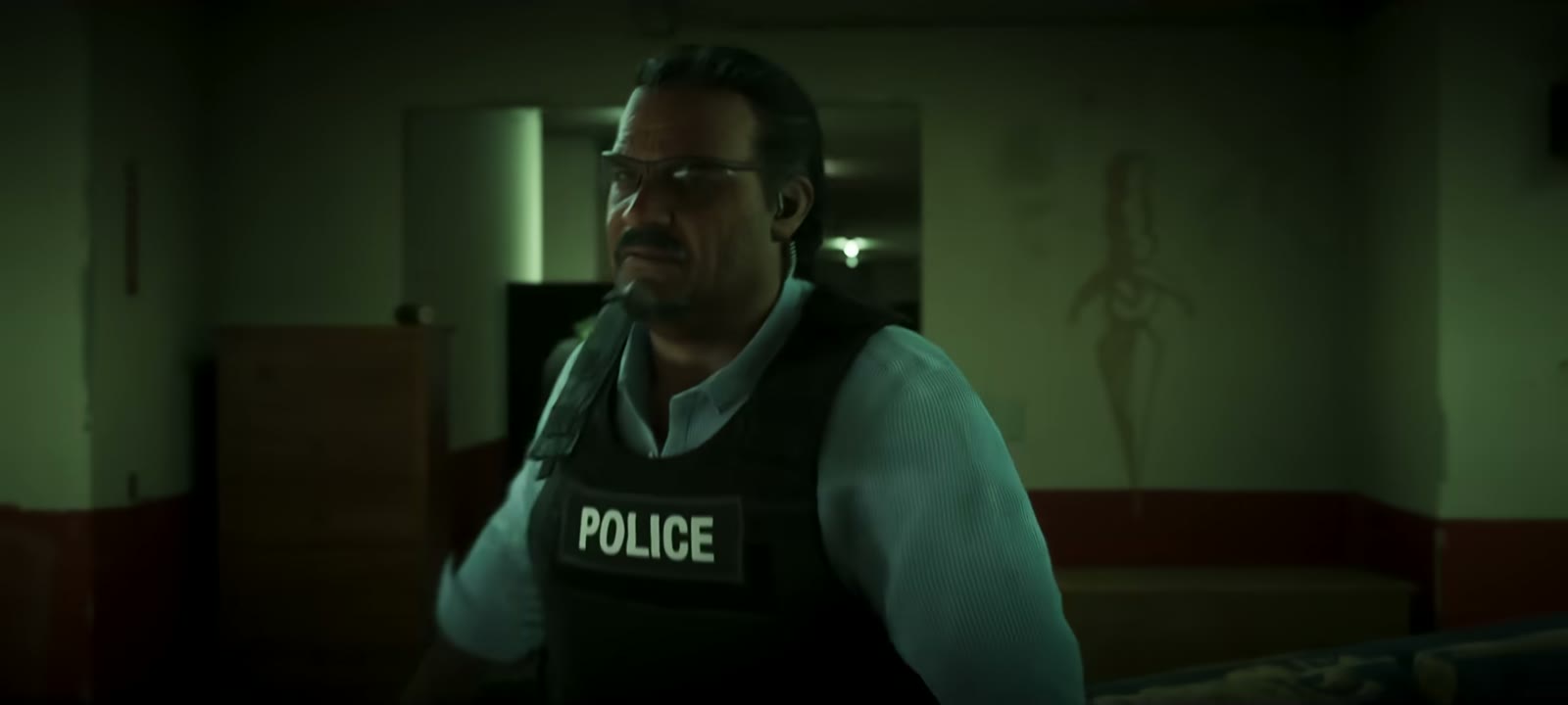 Méndez, policier de Vice City à lunettes, en gilet pare-balles POLICE dans un couloir sombre