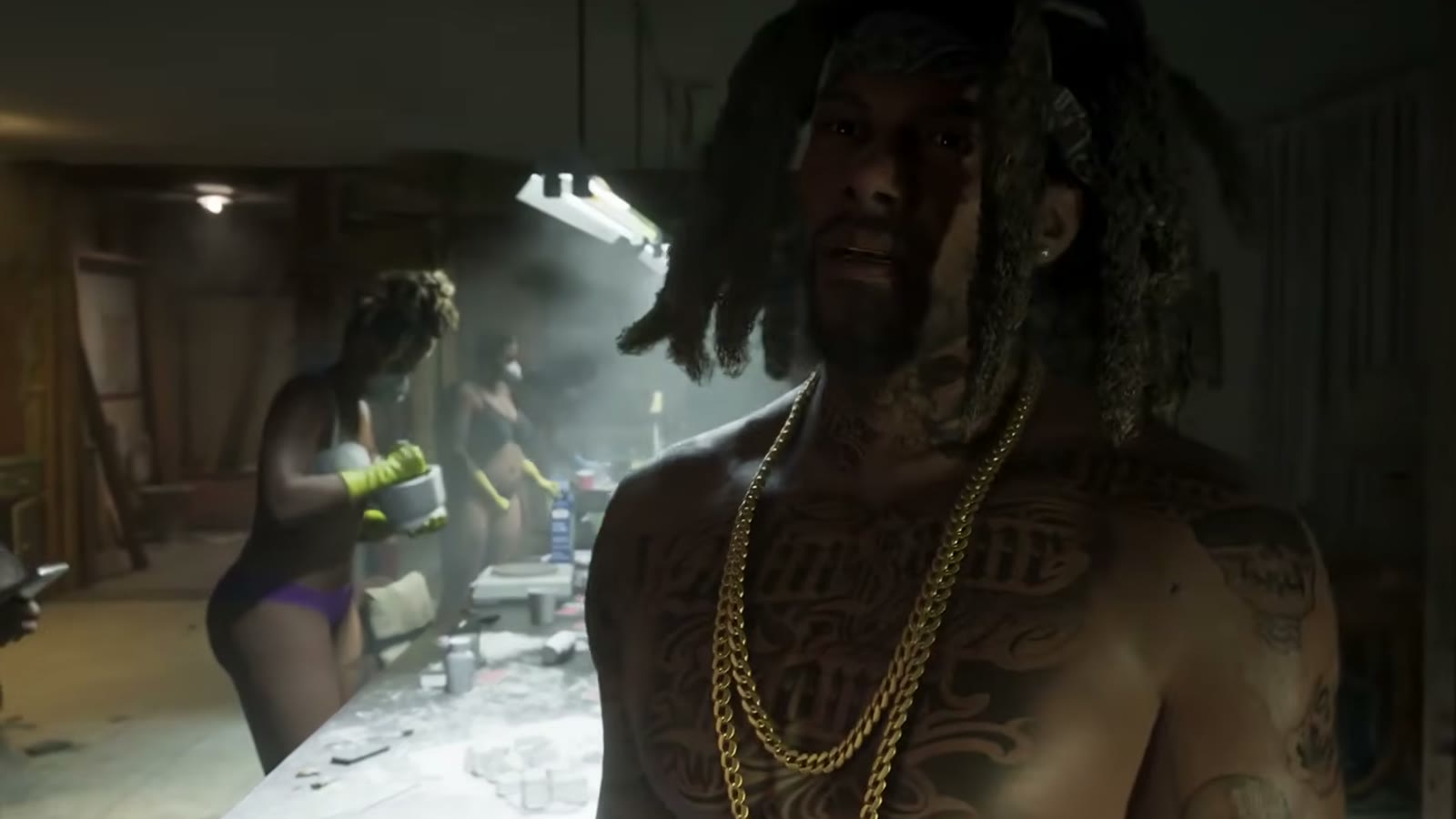 Raymond, dreadlocks, tatouages et chaînes en or, dans l'atelier de conditionnement de drogue