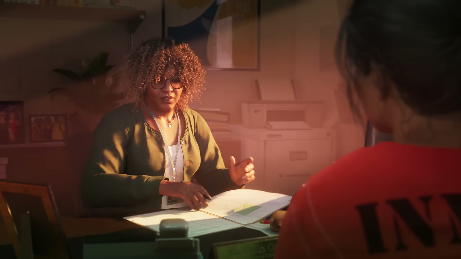 Stefanie Gates, travailleuse sociale de la prison de Leonida, s'entretient avec Lucia en tenue de détenue