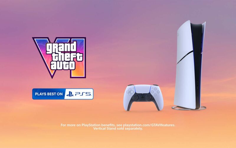 Logo de Grand Theft Auto VI à côté d’une PS5 Slim et d’une manette DualSense, avec la mention Plays best on PS5