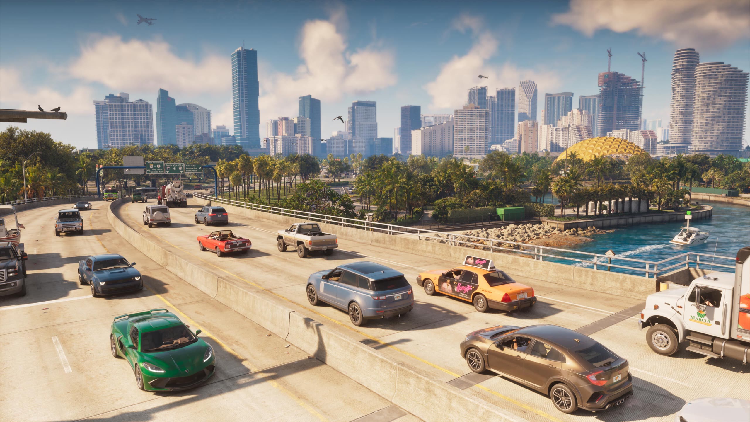 Des voitures circulent sur une autoroute de Leonida, avec les gratte-ciel de Vice City en arrière-plan