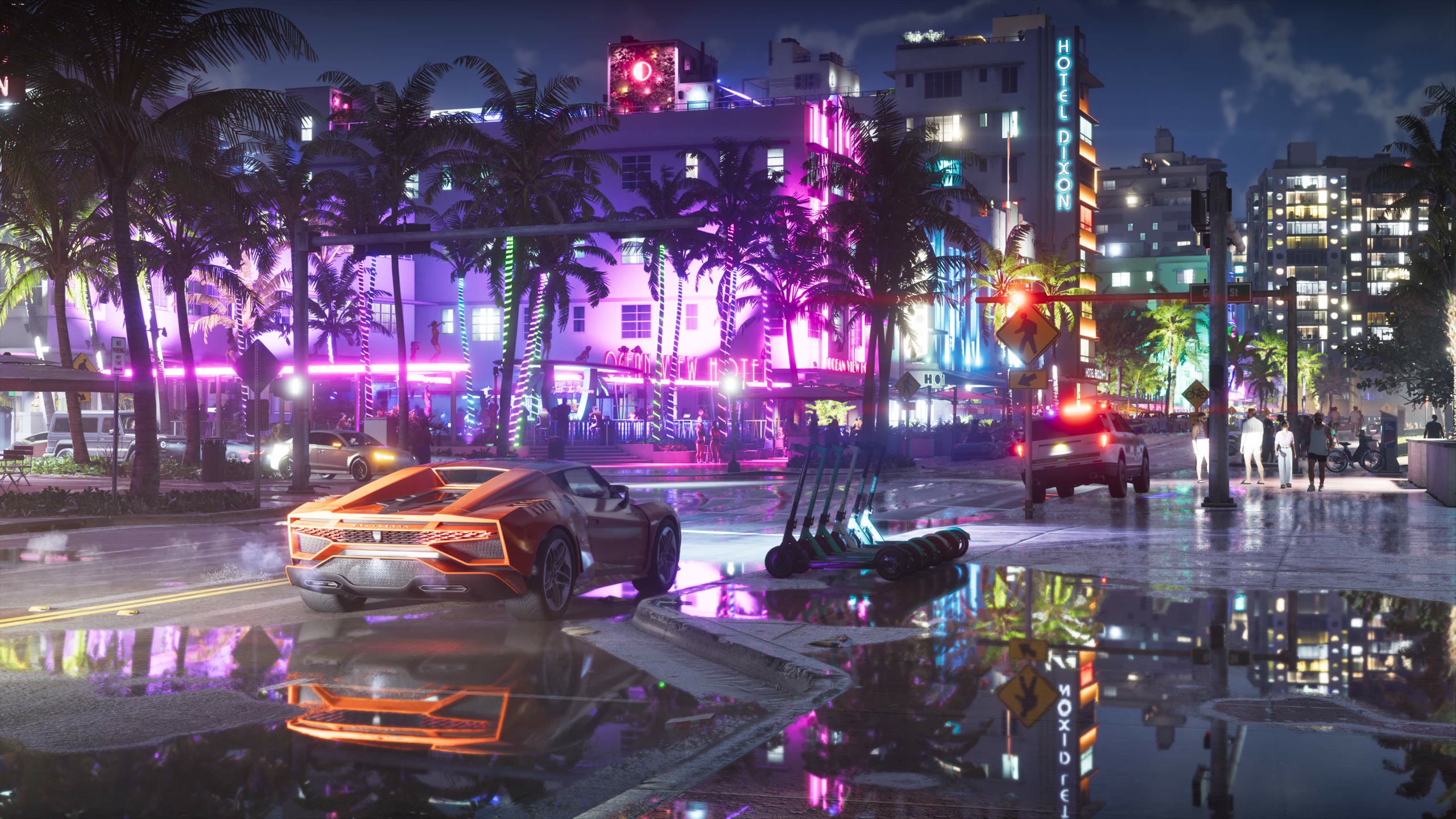 Une avenue de Vice City de nuit sous la pluie, avec des hôtels aux néons roses et une voiture de sport orange