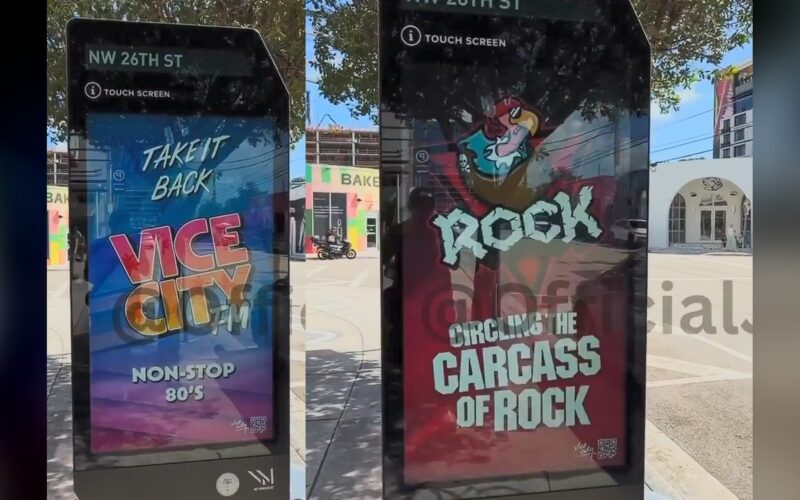 Deux bornes numériques de Wynwood, à Miami, affichent les publicités des stations Vice City FM et V-Rock de GTA VI