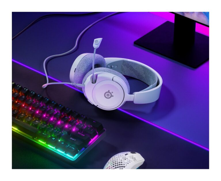 Casque SteelSeries Arctis Nova 1 posé sur un bureau