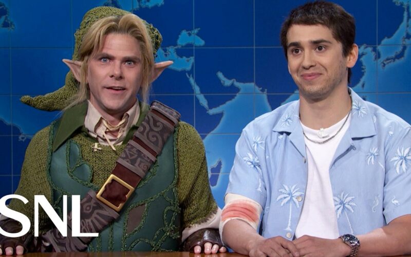 Mikey Day en Link de Zelda et Marcello Hernández en Jason de GTA VI, assis au bureau du Weekend Update de Saturday Night Live