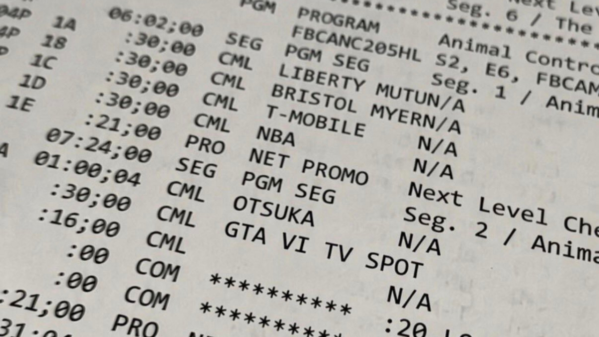 Photo d’une grille de programmes imprimée : Animal Control, Next Level Chef, publicités T-Mobile, NBA, Otsuka puis « GTA VI TV SPOT »