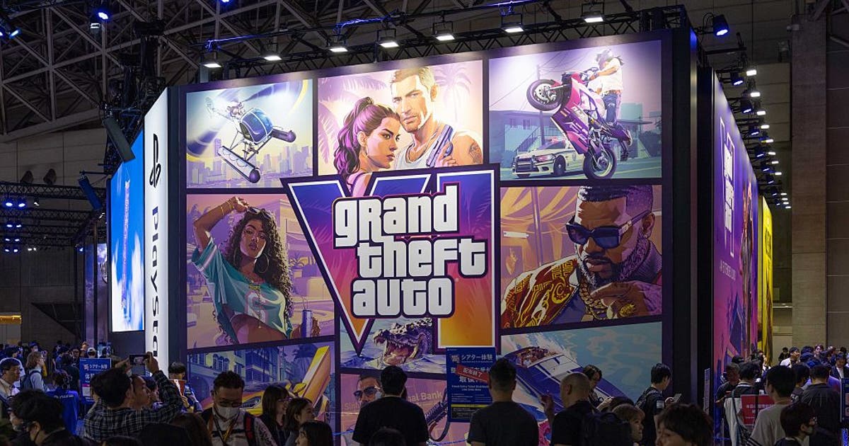 Le stand GTA VI de PlayStation au Tokyo Game Show, avec le logo du jeu et les illustrations des personnages, devant la foule
