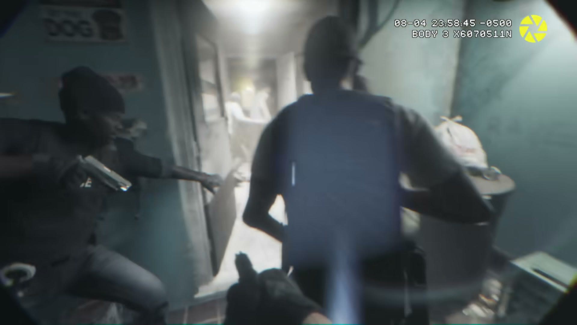 Image de caméra piéton de la police montrant des agents armés qui entrent dans une maison, dans le Trailer 1 de GTA VI