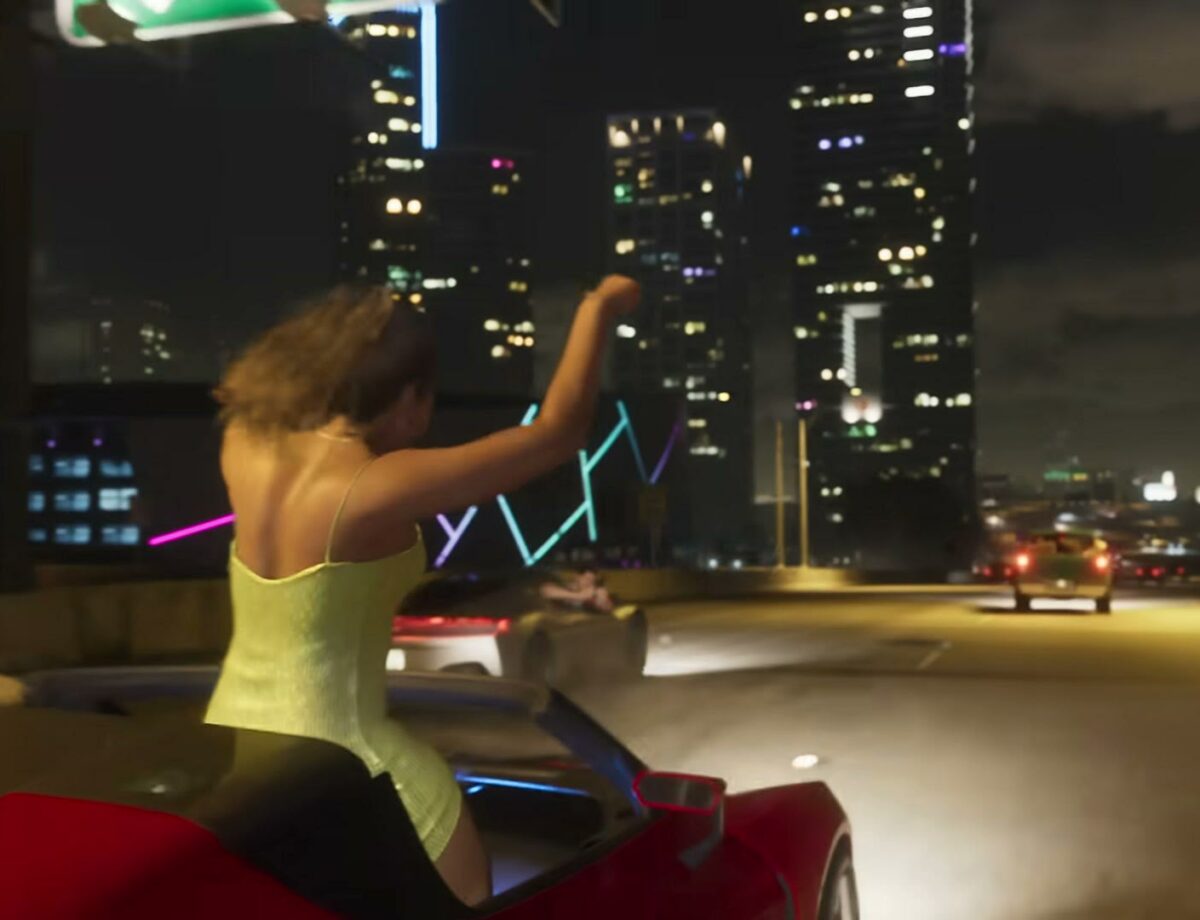 Une femme danse sur le toit ouvrant d'une voiture lancée sur une autoroute de Vice City la nuit, dans le Trailer 1 de GTA VI