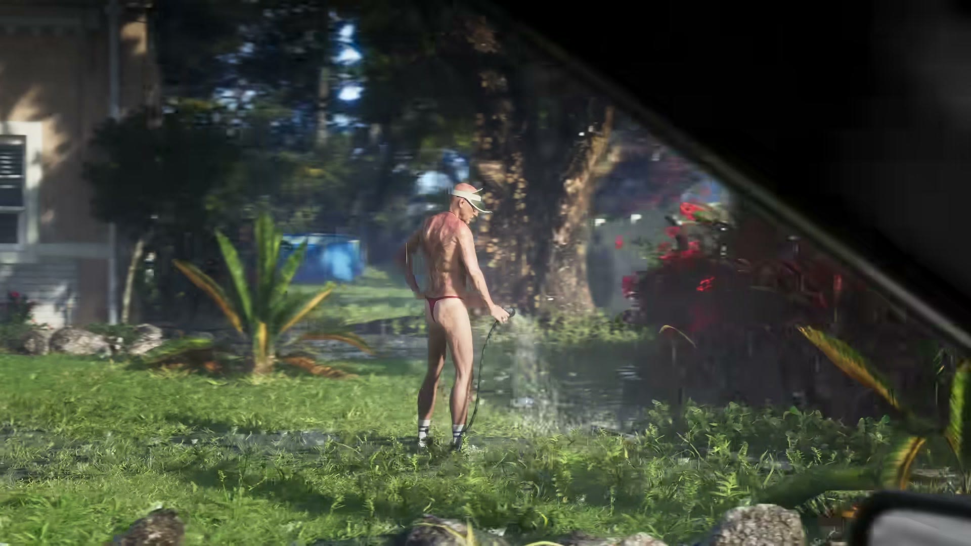 Un homme âgé en visière et en string arrose son jardin, vu depuis une voiture, dans le Trailer 1 de GTA VI