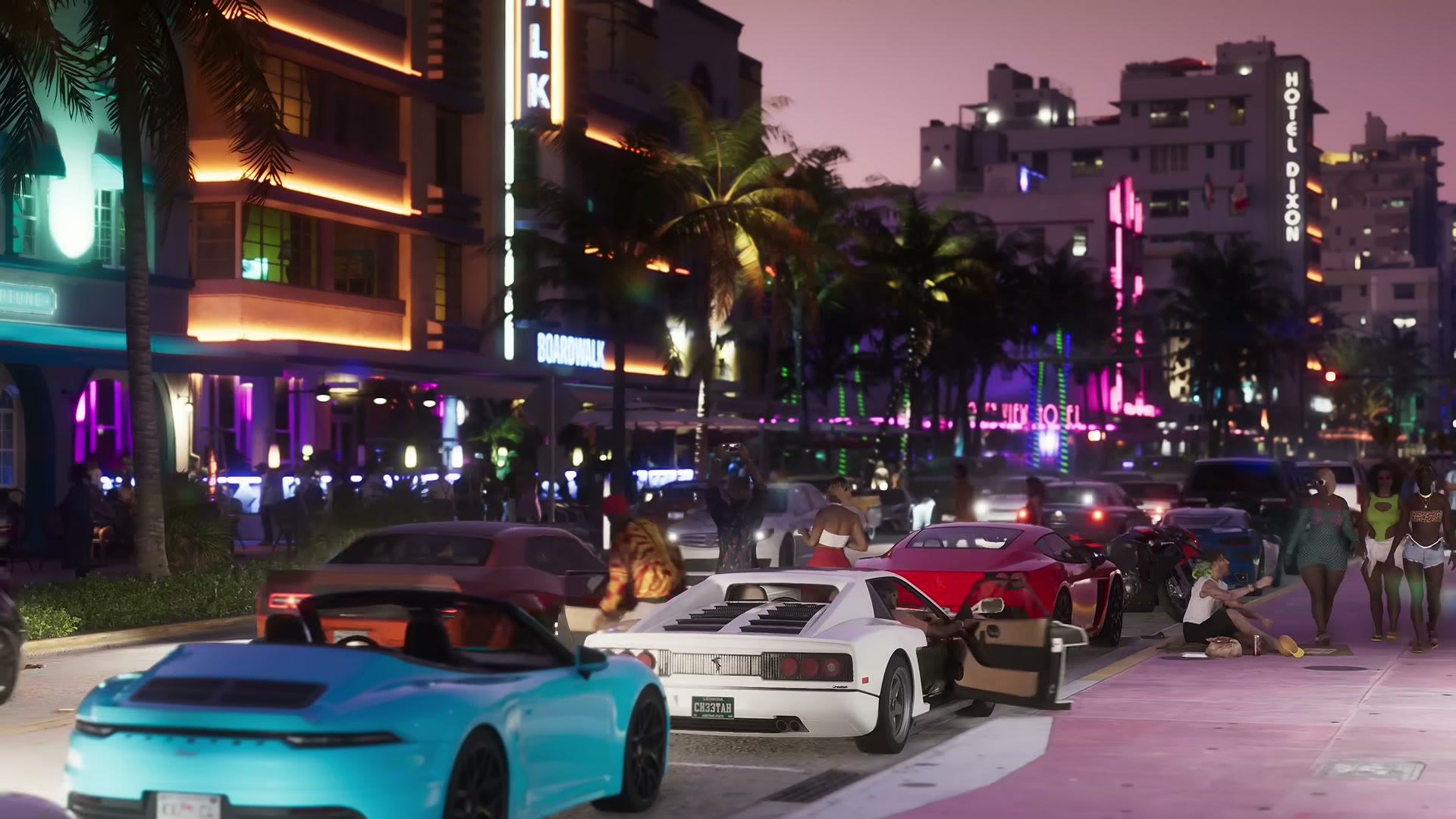 Voitures de sport garées devant les hôtels Art déco illuminés du front de mer de Vice City la nuit, dans le Trailer 1 de GTA VI