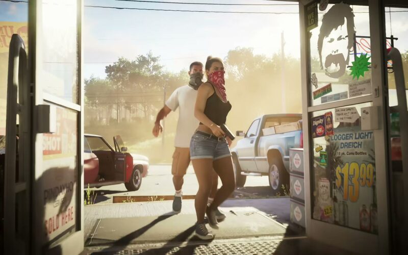 Lucia et Jason, foulards sur le visage, entrent dans une supérette dont la porte vitrée est couverte d'autocollants, dans le Trailer 1 de GTA VI