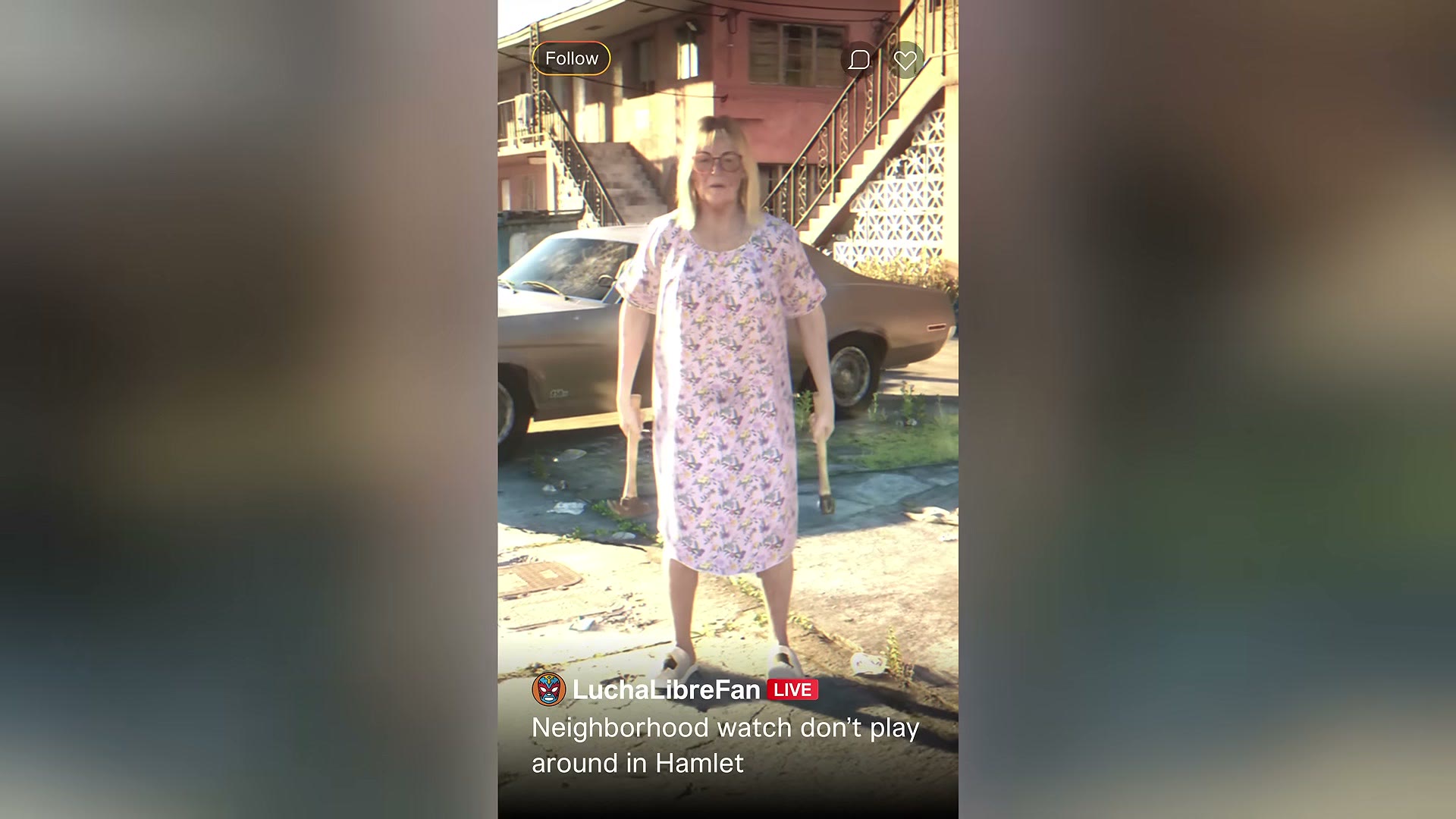 Une femme en robe de chambre tient un marteau dans chaque main sur un parking, vidéo de réseau social du Trailer 1 de GTA VI
