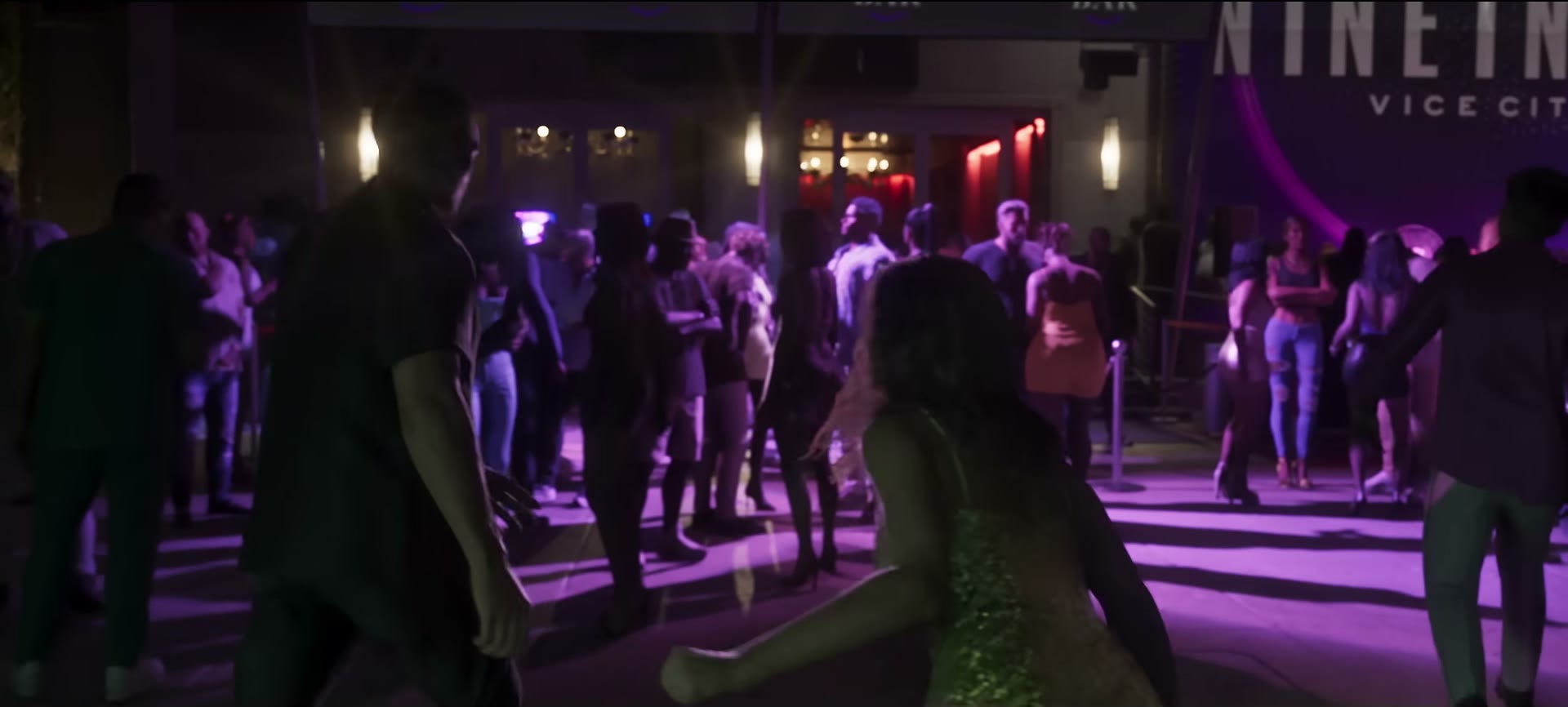 Foule devant l’entrée du club Nine1Nine de Vice City, éclairée de violet, dans le Trailer 2 de GTA VI