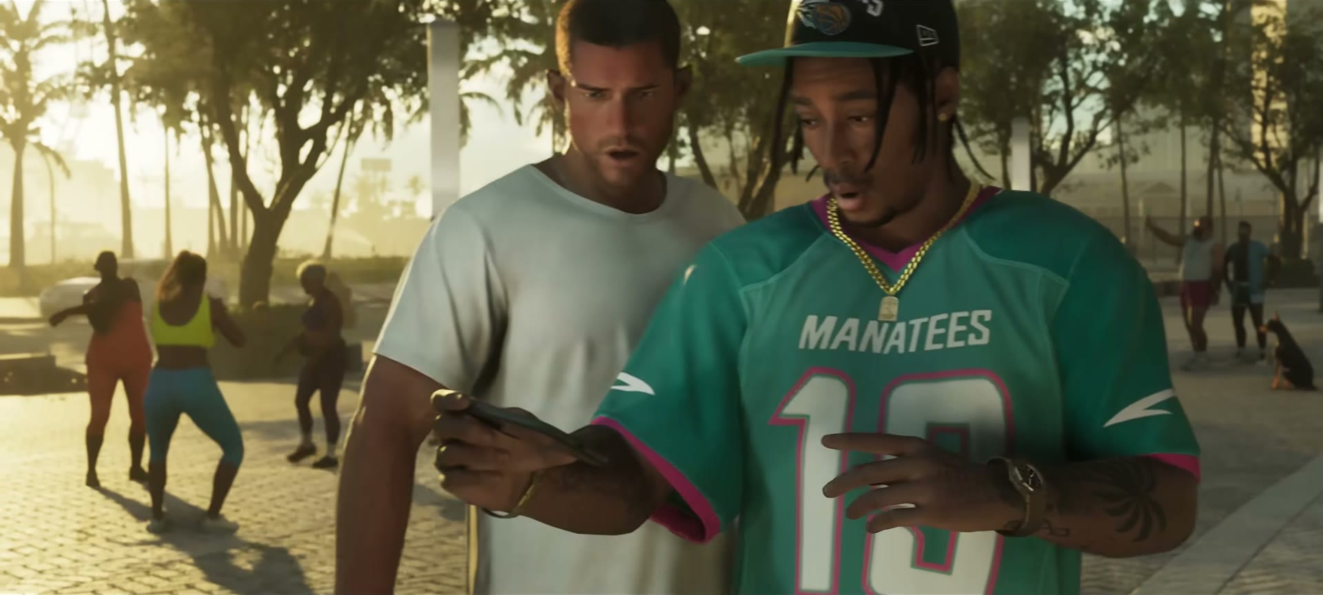 Jason regarde le téléphone d’un homme en maillot turquoise Manatees numéro 13, sur une promenade de Vice City, dans le Trailer 2 de GTA VI