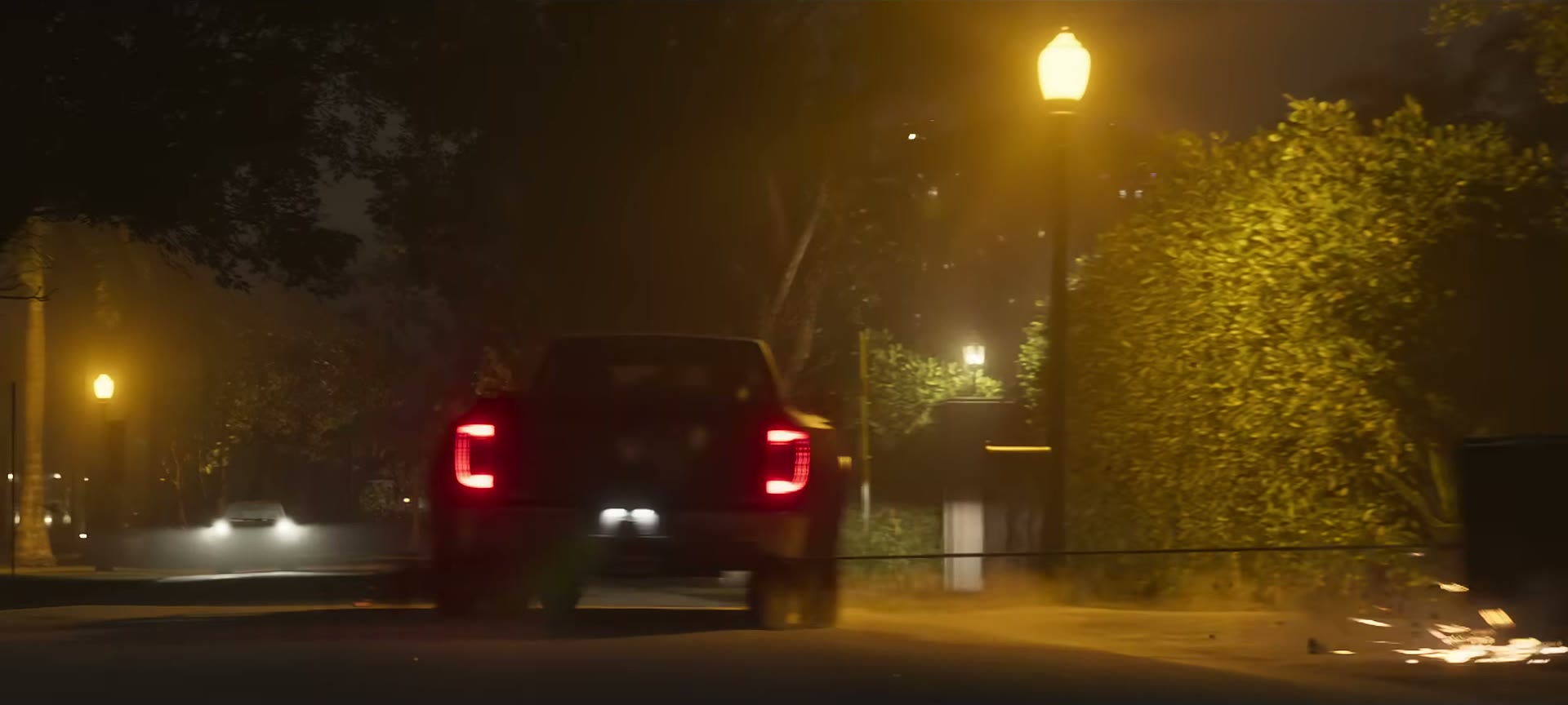 Un pickup tire un câble tendu dans une rue de nuit, dans une gerbe d’étincelles, dans le Trailer 2 de GTA VI