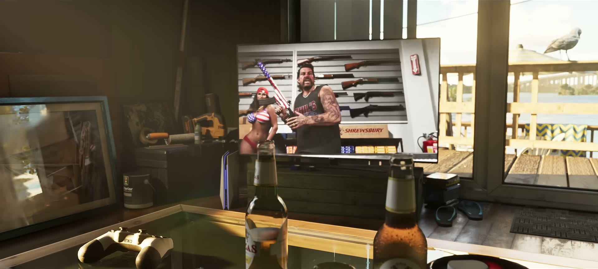 Une publicité d’armurerie avec des fusils au mur passe à la télévision d’un salon, devant deux bouteilles de bière, dans le Trailer 2 de GTA VI
