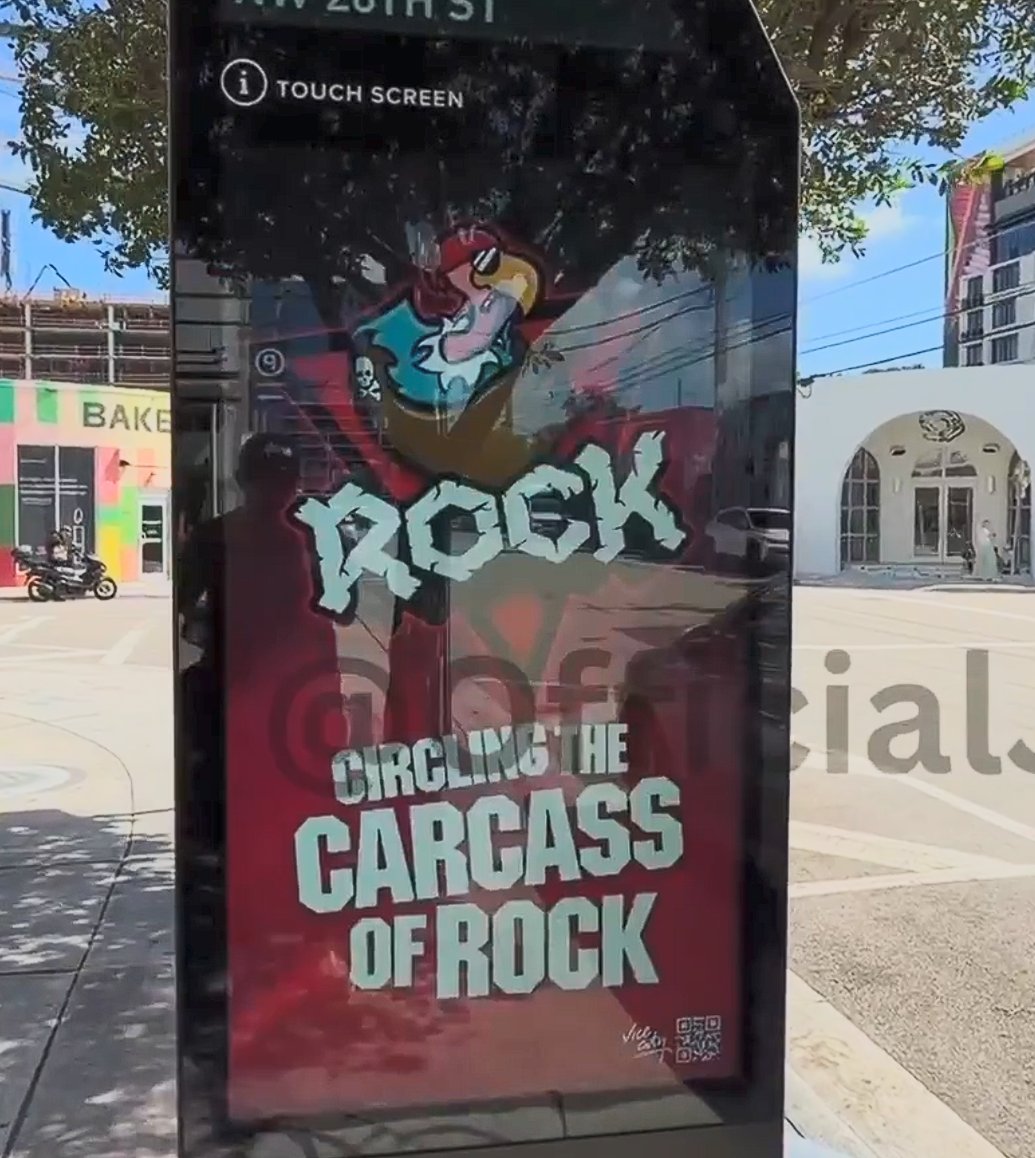 Borne de Wynwood affichant un vautour à lunettes de soleil, le mot Rock et le slogan Circling the carcass of rock