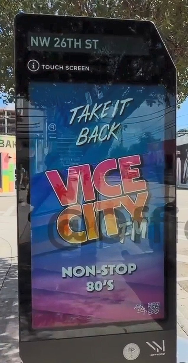 Borne de NW 26th Street à Miami affichant le logo Vice City FM et le slogan Non-stop 80’s