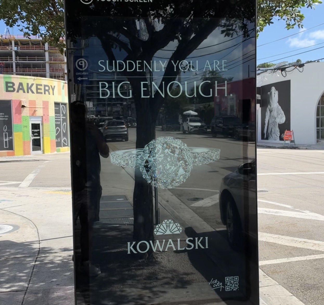Borne de Wynwood affichant une bague en diamant et le slogan « Suddenly you are big enough. » du joaillier fictif Kowalski de GTA VI
