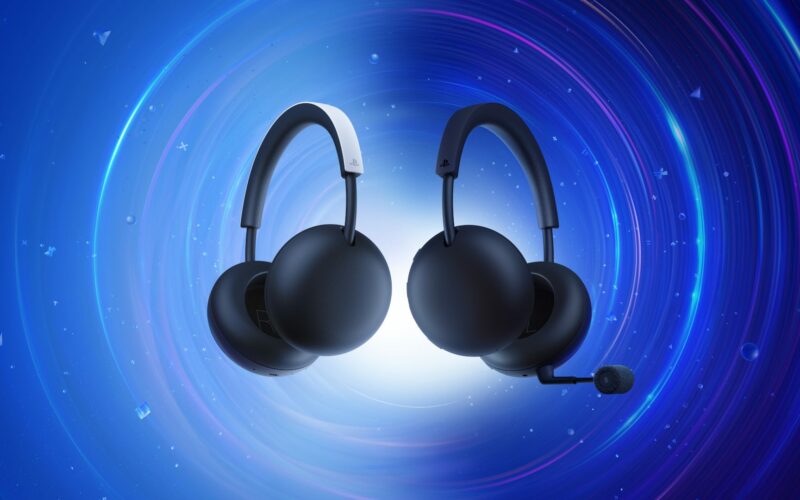 Le casque PlayStation Pulse en blanc et le PlayStation Pulse Edge noir avec micro, sur fond bleu PlayStation