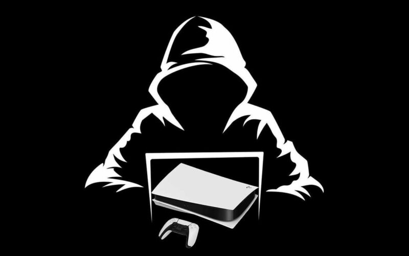 Silhouette d’un pirate à capuche derrière une PS5 et une manette DualSense, sur fond noir