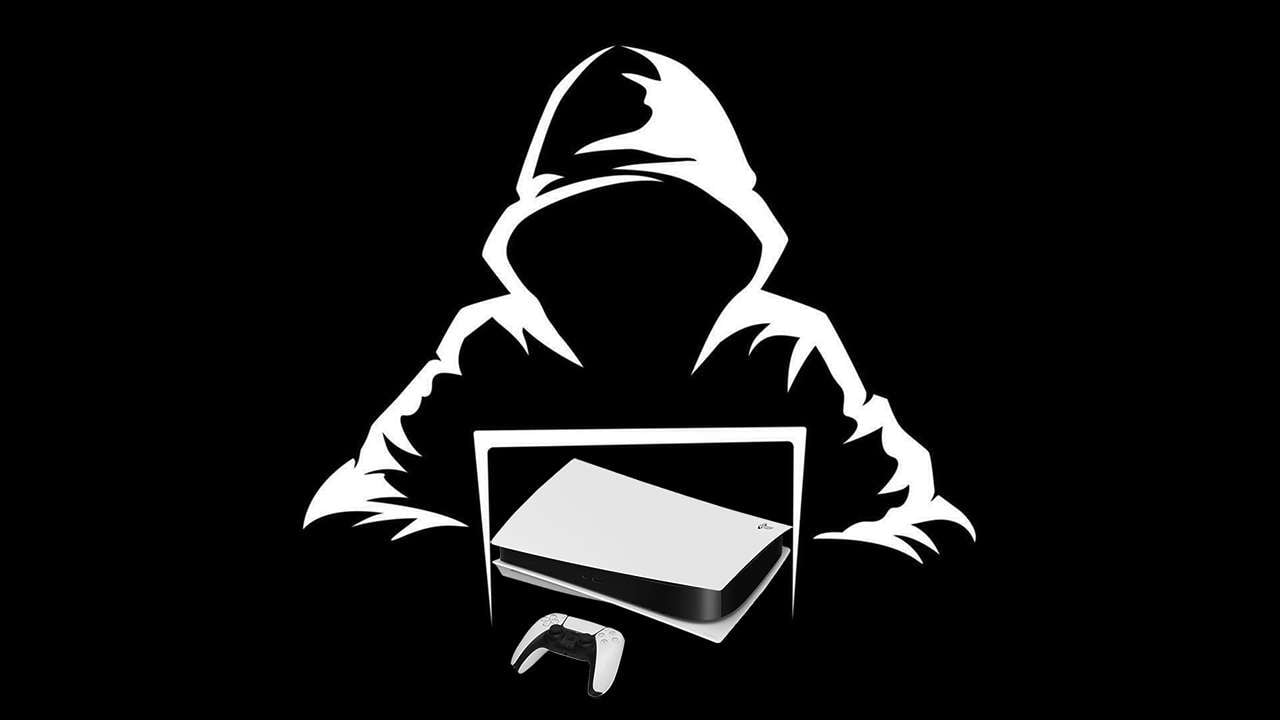 Silhouette d’un pirate à capuche derrière une PS5 et une manette DualSense, sur fond noir