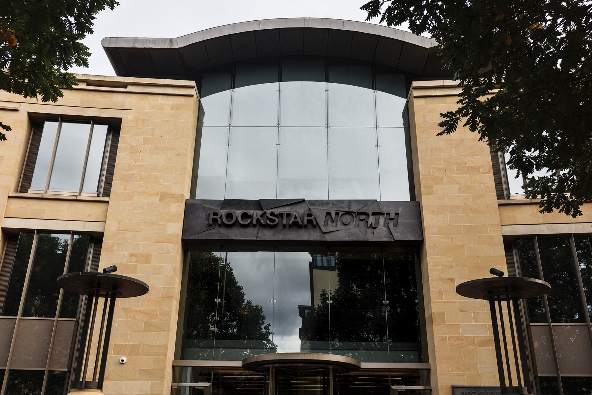 Façade en pierre et verre du bâtiment de Rockstar North à Édimbourg, ancien siège du journal The Scotsman