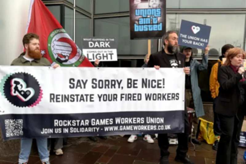 Anciens salariés de Rockstar et militants du syndicat IWGB tenant une banderole « Say Sorry, Be Nice! Reinstate your fired workers » devant le tribunal du travail de Glasgow