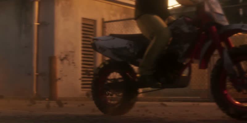 Trailer de lancement : Moto cross dans une cour