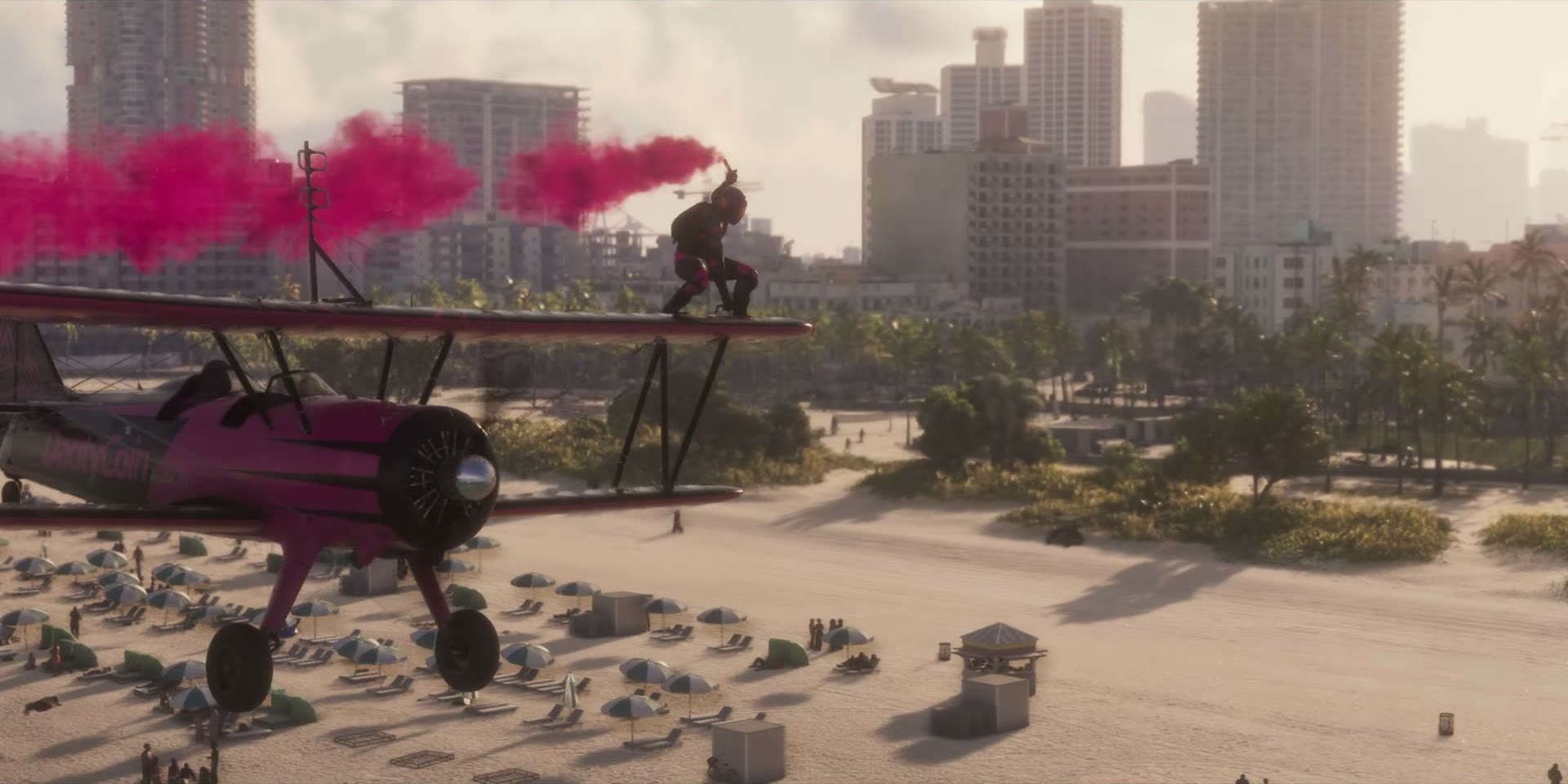 Biplan rose au-dessus d'une plage bondée avec un cascadeur sur l'aile, trailer de lancement de GTA VI
