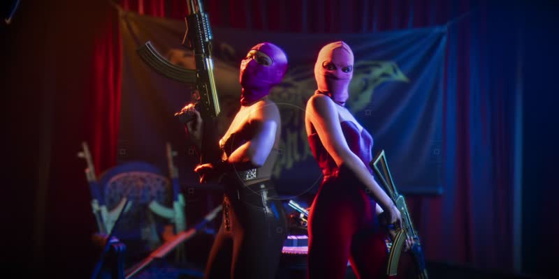 Trailer de lancement : Deux femmes cagoulées aux fusils dorés