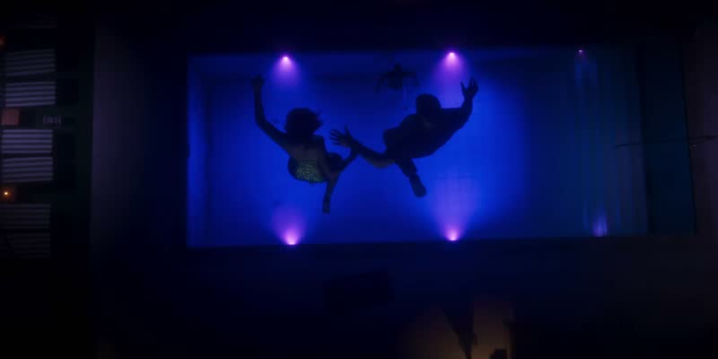 Trailer de lancement : Saut dans une piscine illuminée